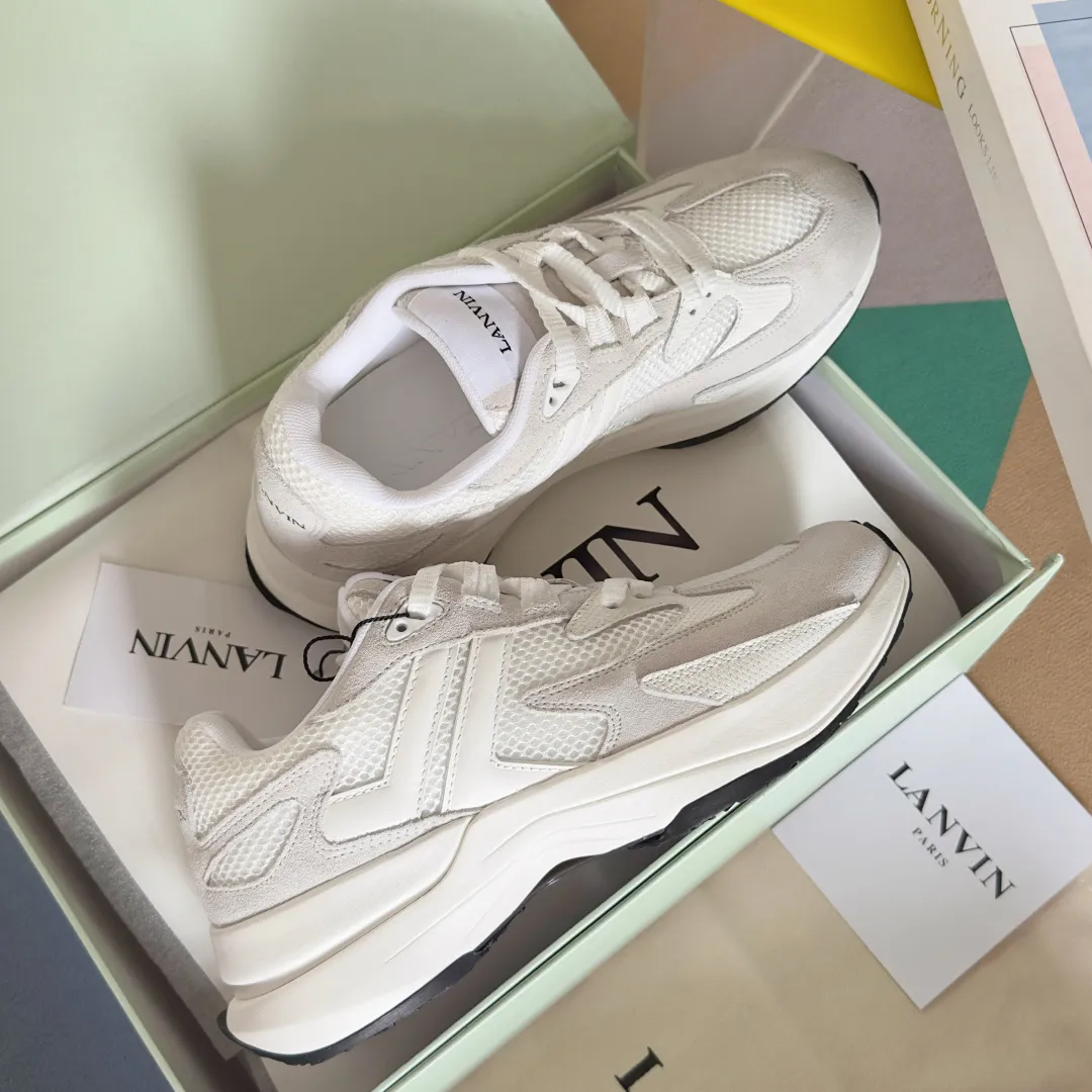 Top version: Couple model 290 Lanvin Lanvin's latest Jla series Couple model Mesh Thick sole Casual sports shoes Running shoes Original purchase, development and production This men's and women's sports shoes are light and comfortable, and the mesh design makes the uppers lighter. They are not afraid of stuffy feet, and the shoes look fashionable when paired with skirts and trousers. The upper is decorated with LANVIN's classic •J logo. The curved lines pay tribute to the circular element of the LANVIN logo, showing the brand's ingenuity. This shoe combines sports, fashion and craftsmanship. The delivery counter has exquisite packaging 🛍📦 ▪️ Fabric: Original customized mesh + cowhide ▪️ Lining: Original imported breathable mesh ▪️ Sole: Exclusive molded foam + TPU material ▪️ Bottom thickness: 4CM ▪️ Size: Women's 35-41 / Men's 39-45